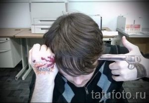 тату пистолет на руке - фото готовой татуировки 01092016 6130 tatufoto.ru