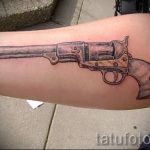 тату пистолет на руке - фото готовой татуировки 01092016 7131 tatufoto.ru