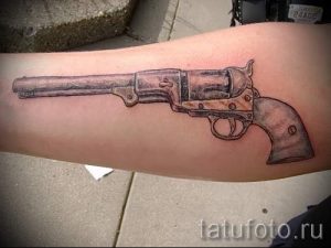 тату пистолет на руке - фото готовой татуировки 01092016 7131 tatufoto.ru
