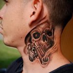 тату пистолет на шее - фото готовой татуировки 01092016 1132 tatufoto.ru