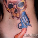 тату пистолет на шее - фото готовой татуировки 01092016 3134 tatufoto.ru