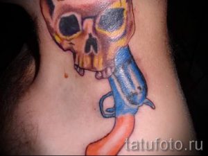 тату пистолет на шее - фото готовой татуировки 01092016 3134 tatufoto.ru