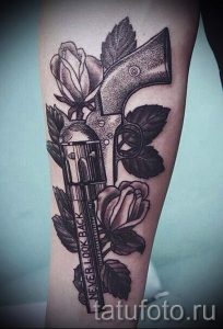 тату пистолет с розами - фото готовой татуировки 01092016 3137 tatufoto.ru
