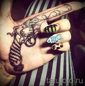 тату пистолет у девушек - фото готовой татуировки 01092016 6158 tatufoto.ru