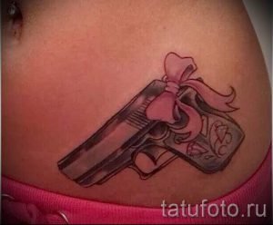 тату пистолет у девушек - фото готовой татуировки 01092016 7159 tatufoto.ru