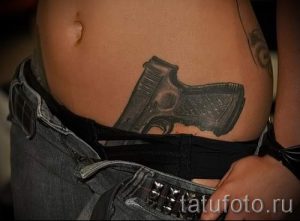 тату пистолет у девушек - фото готовой татуировки 01092016 8160 tatufoto.ru