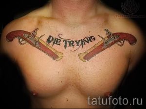 тату пистолеты на груди - фото готовой татуировки 01092016 11180 tatufoto.ru