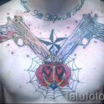 тату пистолеты на груди - фото готовой татуировки 01092016 1170 tatufoto.ru