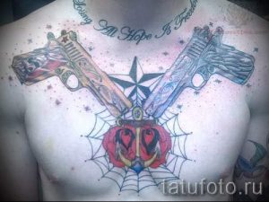 тату пистолеты на груди - фото готовой татуировки 01092016 1170 tatufoto.ru
