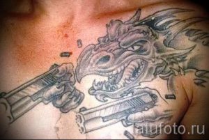 тату пистолеты на груди - фото готовой татуировки 01092016 12181 tatufoto.ru