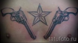 тату пистолеты на груди - фото готовой татуировки 01092016 13182 tatufoto.ru