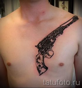 тату пистолеты на груди - фото готовой татуировки 01092016 14183 tatufoto.ru