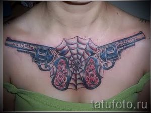 тату пистолеты на груди - фото готовой татуировки 01092016 16185 tatufoto.ru
