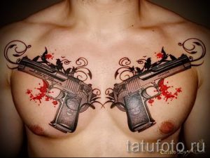 тату пистолеты на груди - фото готовой татуировки 01092016 17186 tatufoto.ru