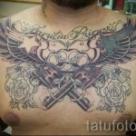 тату пистолеты на груди - фото готовой татуировки 01092016 3172 tatufoto.ru