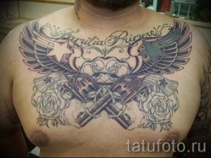 тату пистолеты на груди - фото готовой татуировки 01092016 3172 tatufoto.ru