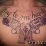 классная тату с пистолетами и розами на грудной клетке мужчины - фото