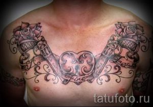 тату пистолеты на груди - фото готовой татуировки 01092016 5174 tatufoto.ru