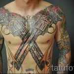 тату пистолеты на груди - фото готовой татуировки 01092016 7176 tatufoto.ru