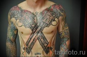 тату пистолеты на груди - фото готовой татуировки 01092016 7176 tatufoto.ru