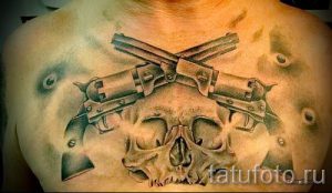 тату пистолеты на груди - фото готовой татуировки 01092016 8177 tatufoto.ru