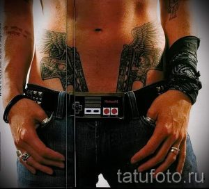 тату пистолеты на животе - фото готовой татуировки 01092016 10196 tatufoto.ru