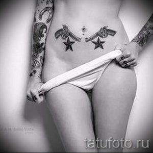 тату пистолеты на животе - фото готовой татуировки 01092016 11197 tatufoto.ru