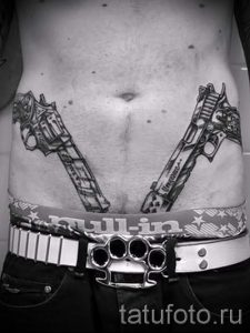 тату пистолеты на животе - фото готовой татуировки 01092016 1187 tatufoto.ru