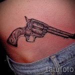 тату пистолеты на животе - фото готовой татуировки 01092016 13199 tatufoto.ru