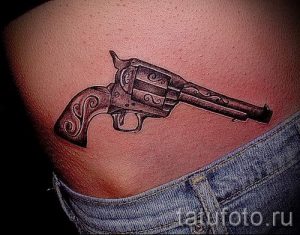 тату пистолеты на животе - фото готовой татуировки 01092016 13199 tatufoto.ru