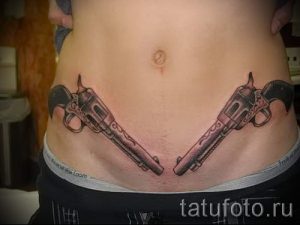 тату пистолеты на животе - фото готовой татуировки 01092016 2188 tatufoto.ru
