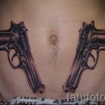 тату пистолеты на животе - фото готовой татуировки 01092016 3189 tatufoto.ru