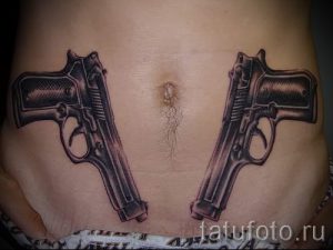 тату пистолеты на животе - фото готовой татуировки 01092016 3189 tatufoto.ru