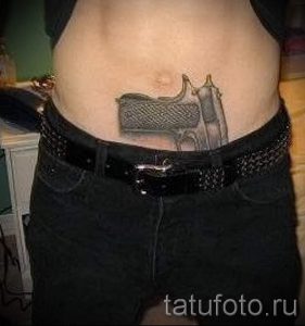 тату пистолеты на животе - фото готовой татуировки 01092016 4190 tatufoto.ru