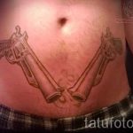 тату пистолеты на животе - фото готовой татуировки 01092016 5191 tatufoto.ru