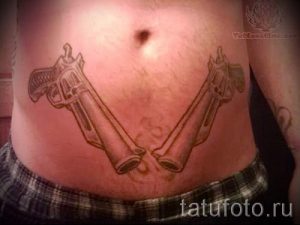 тату пистолеты на животе - фото готовой татуировки 01092016 5191 tatufoto.ru