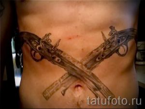 тату пистолеты на животе - фото готовой татуировки 01092016 7193 tatufoto.ru