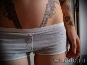 тату пистолеты на животе - фото готовой татуировки 01092016 9195 tatufoto.ru