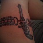 тату подвязка с пистолетом - фото готовой татуировки 01092016 10208 tatufoto.ru