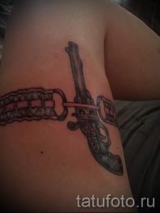 тату подвязка с пистолетом - фото готовой татуировки 01092016 10208 tatufoto.ru