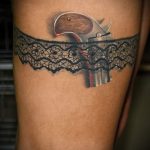 тату подвязка с пистолетом - фото готовой татуировки 01092016 1202 tatufoto.ru