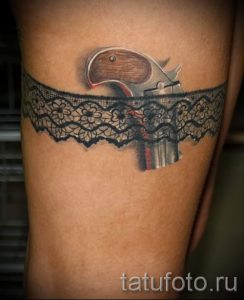 тату подвязка с пистолетом - фото готовой татуировки 01092016 1202 tatufoto.ru