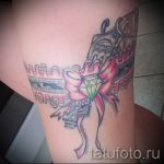 тату подвязка с пистолетом - фото готовой татуировки 01092016 2203 tatufoto.ru