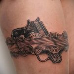 тату подвязка с пистолетом - фото готовой татуировки 01092016 4204 tatufoto.ru
