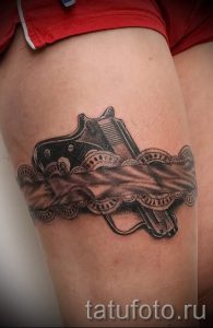 тату подвязка с пистолетом - фото готовой татуировки 01092016 4204 tatufoto.ru