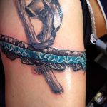 тату подвязка с пистолетом - фото готовой татуировки 01092016 7207 tatufoto.ru