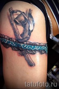 тату подвязка с пистолетом - фото готовой татуировки 01092016 7207 tatufoto.ru