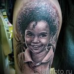 фото татуировки с портретом кучерявого ребенка - мальчика