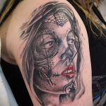 фото тату портрет в стиле санта муэрте - лицо девушки с ярко красными губами