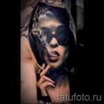 фото тату портрет - девушка в солнцезащитных очках - курит и выпускает сигаретный дым